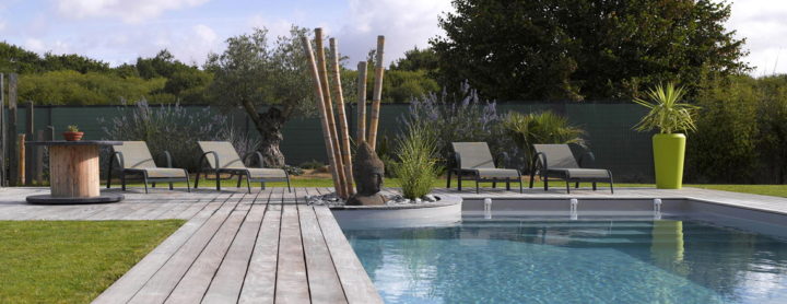 Aménagement extérieur de piscine avec Jardin de la Vallée
