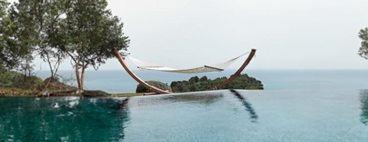 Hamac Amanda d’Unopiù au bord d’une piscine à débordement avec vue sur la mer, mobilier de jardin design et élégant