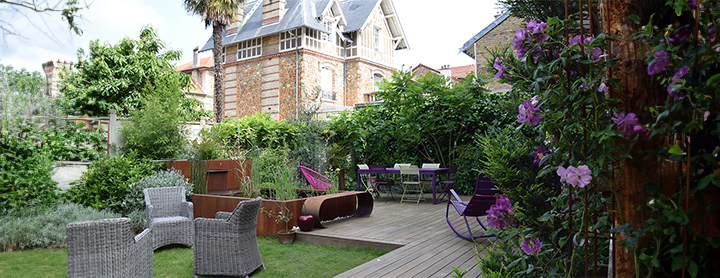 Jardin multifonctionnel avec coin lounge, espace repas et aménagement extérieur réalisé par un paysagiste.